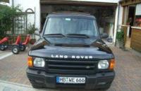  3 Land Rover Discovery 5 . 