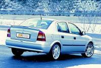  2 Opel Astra 5 . 
